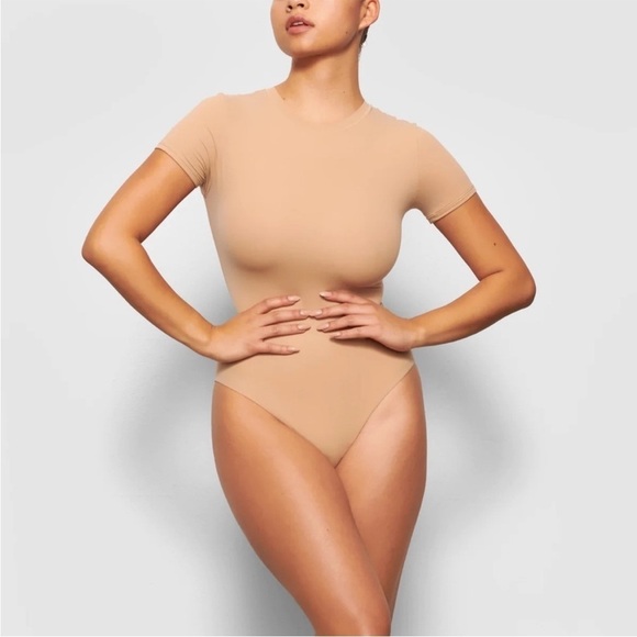 NWT SKIMS FITS EVERYBODY T-SHIRT BODYSUIT CLAY Tan Sz XS - Picture 1 of 13